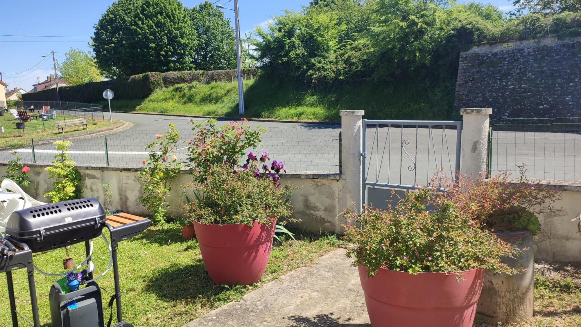 Maison Plain Pied, 2 Chambres, Longere Typique , Fraiche, Dans Bourg Avec Tous Commerces Luçay-le-Mâle Exterior foto